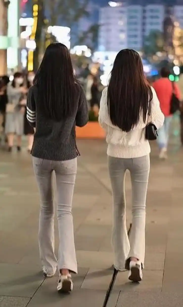 人们常说找对象要看大腿之间的缝隙,咱也不明白是啥道理,有哪位老铁