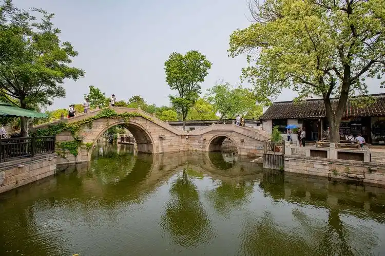 江南水乡古镇小桥多,水乡人家尽枕河.小桥流水人家.