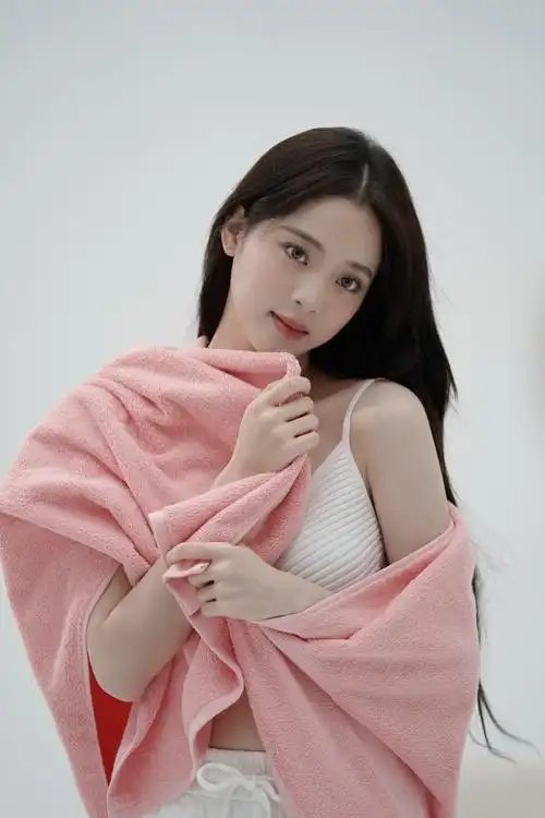 欧阳娜娜穿白色吊带甜笑 唇红齿白清纯可人