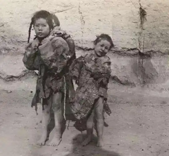 一组清末民初孩童的照片:小孩光绪骑高头大马,穷人孩子衣不蔽体