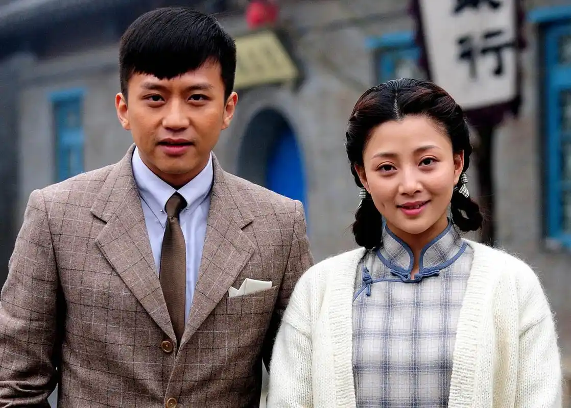 2006年,邓超和殷桃以情侣档出演了《昨夜星辰》.