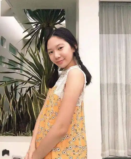 9岁那年,她的小姨汪诗诗大婚,邀请她在2000多名宾客面前献唱,甄济如以