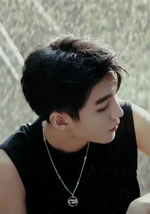 22岁王俊凯好帅气机车造型尽显男人味雨中花美男既视感