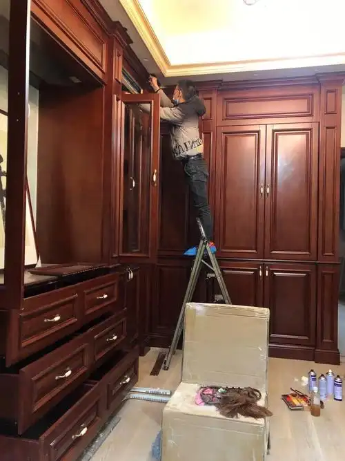 全屋定制原木系列安装中现场实拍