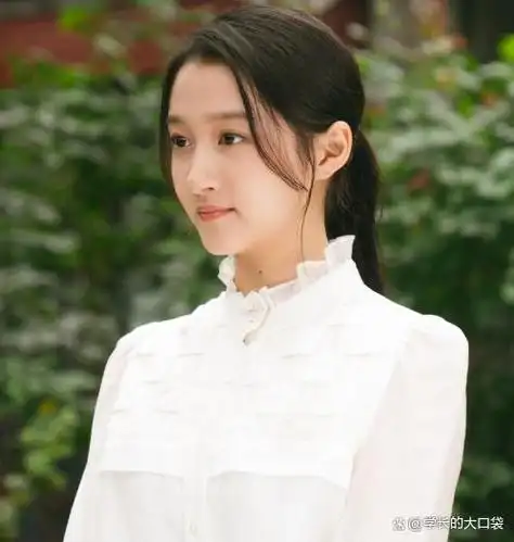 剧中关晓彤饰演第三代女性居委会主任,在科技发展日新月异的新时代做