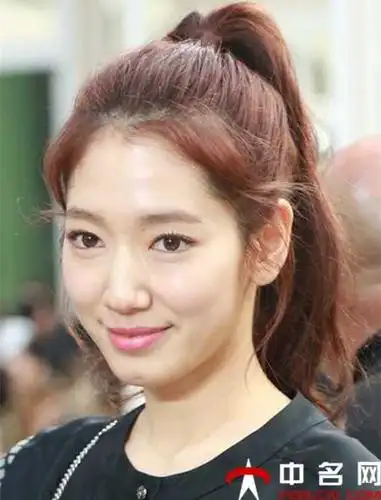 无刘海马尾额前碎发发型 今年就流行无刘海马尾 碎发