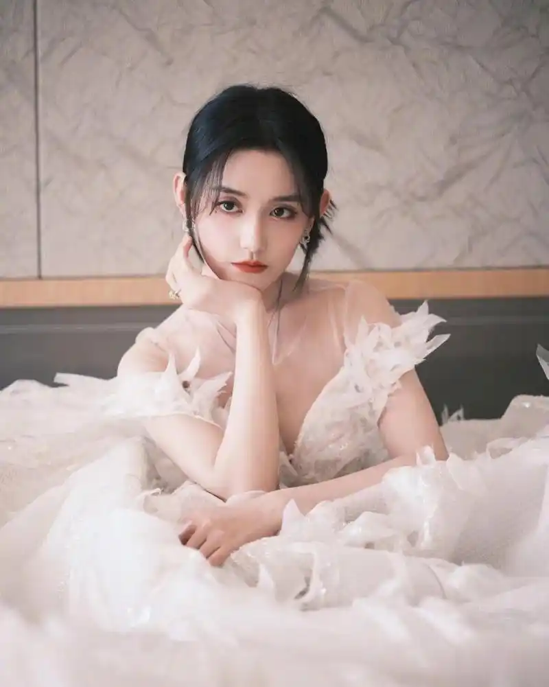 98哇哦,小仙女们有没有被蒋依依这一袭白色抹胸礼服裙给美到呢?