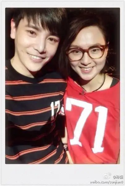 孙坚情人节晒与周笔畅合影引猜测(图)|周笔畅|歌手_凤凰音乐