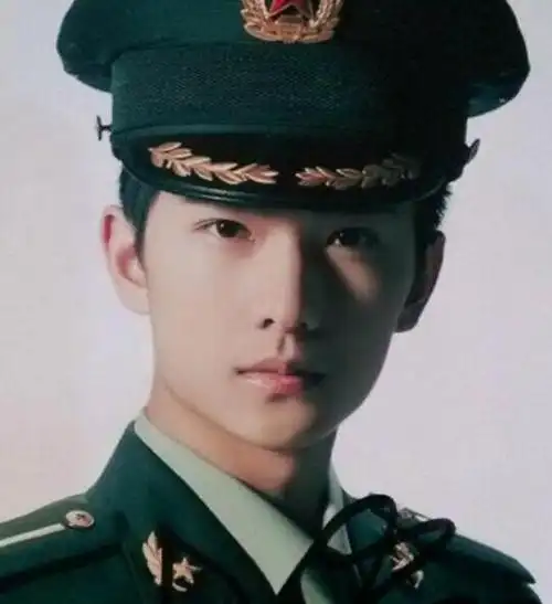 军艺带给杨洋的不止挺拔的身姿,还有挺拔的精气神,挺拔的灵魂!