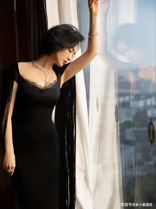 冻龄女神!49岁朱茵身材傲人风情万种,"紫霞仙子"风采依旧