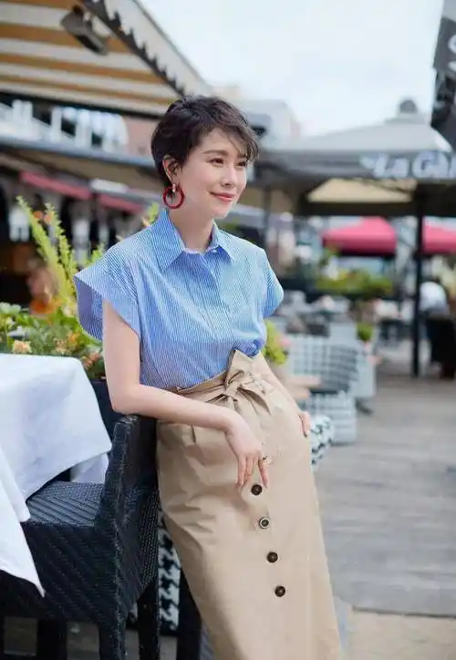 海清越来越气质,穿条纹衫配半身裙像曼妙少女,身材比例超好_造型_裙装