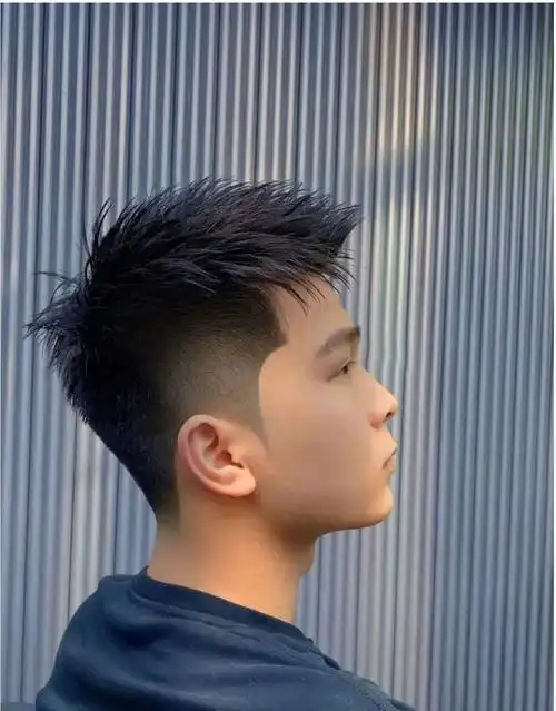 前刺飞机头是一种特别潮流有型的男士发型,深受广大时尚男士的喜爱.