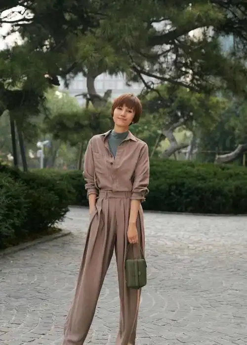 而袁泉,作为一位演员兼模特,不仅在影视圈有着出色的表现,她的时尚