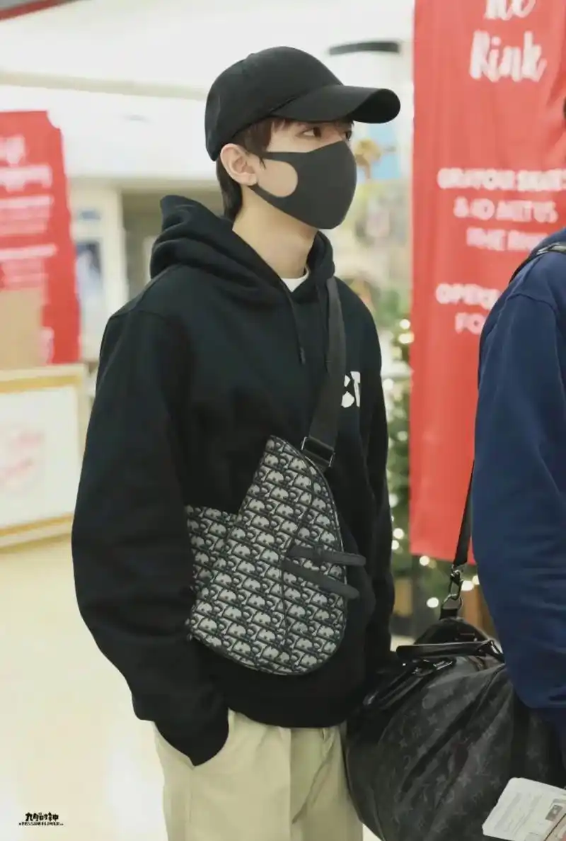 机场图也很绝#王俊凯 #生图 #机场照 - 抖音