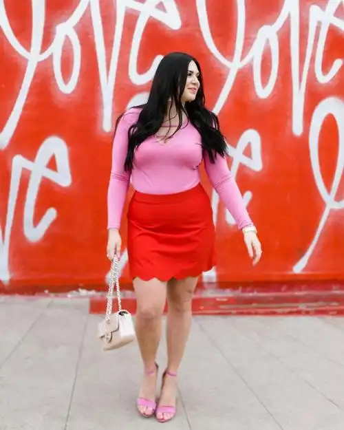 200斤的sarah能休闲,能装酷,能扮优雅她也穿得独具韵味胖妹妹们遮遮掩