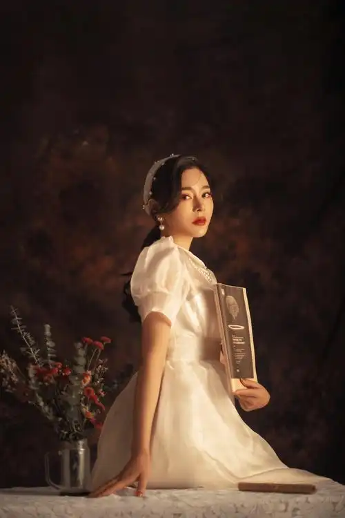 摄影师扬亦的写真摄影作品《法式复古》