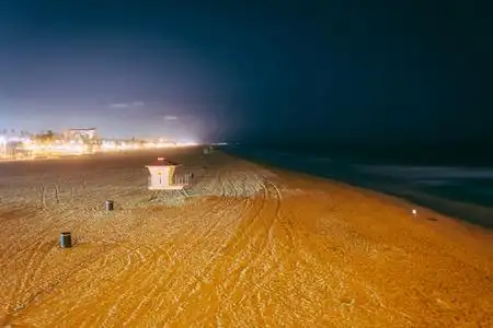 晚上在海滩上,在亨廷顿海滩,加利福尼亚州的视图照片