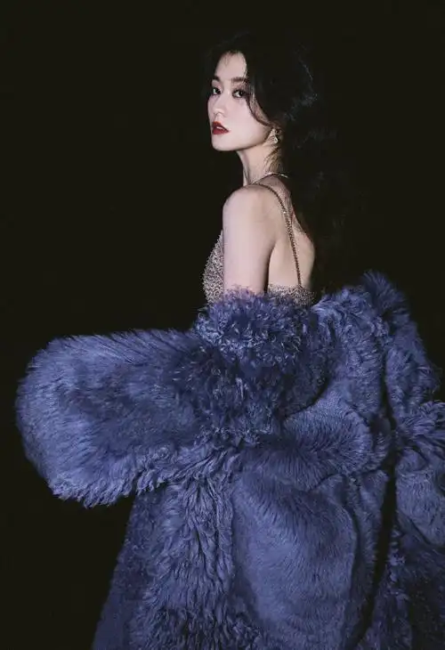 谁能一眼认出来这是乔欣#好惊艳的美,氤氲鎏金,暗夜精灵,美神降临