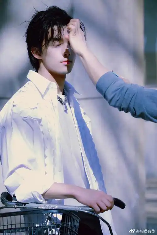 吴磊半长发白衬衫