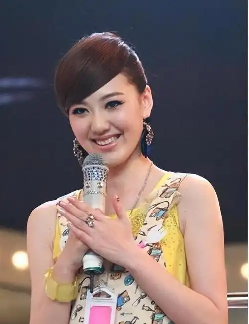 王冠,曾被誉为"最美央视女主持",曾在娱乐圈闪耀.