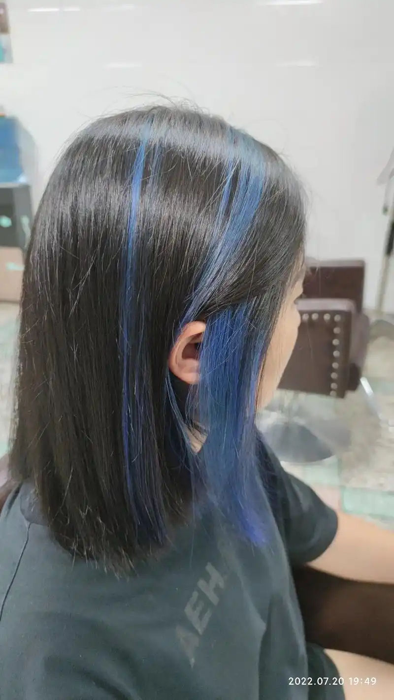 高光挑染最简单的方式是直接在黑发上进行亮色的 - 抖音