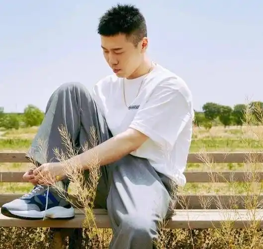 杨九郎爬雪山,不仅准备了郭德纲手机壳,还装了半箱泡面_运动_羊羊