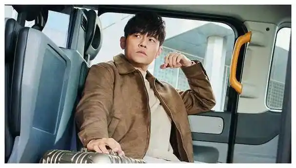 周杰伦退后离别与自由的旋律感动心灵