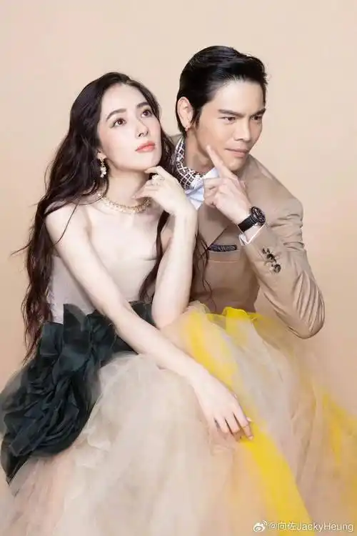 郭碧婷眼神无光,素颜变少妇,向佐带她狂热秀恩爱,网友:别装了_桌子