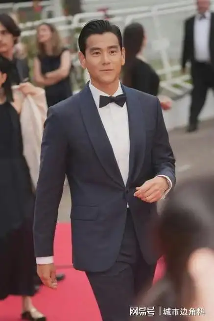 佟丽娅晒与彭于晏另类合照 网友惊讶2人真实年龄