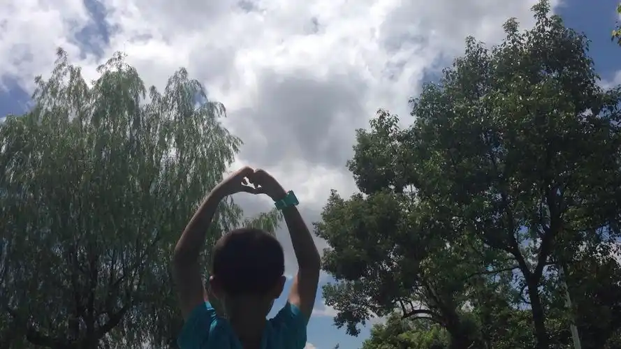 今天你对天空比心了么