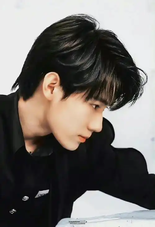 张真源侧脸是3的形状