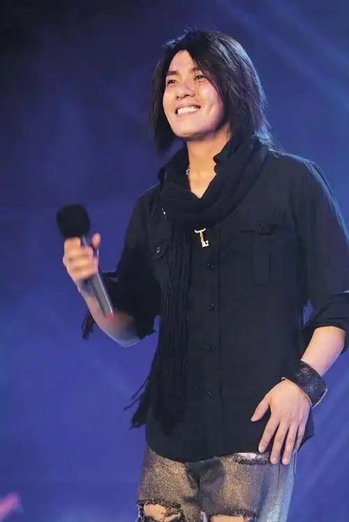 前3张专辑拿500万销量,阿杜的成名如旋风般,却在几年后消失在公众的