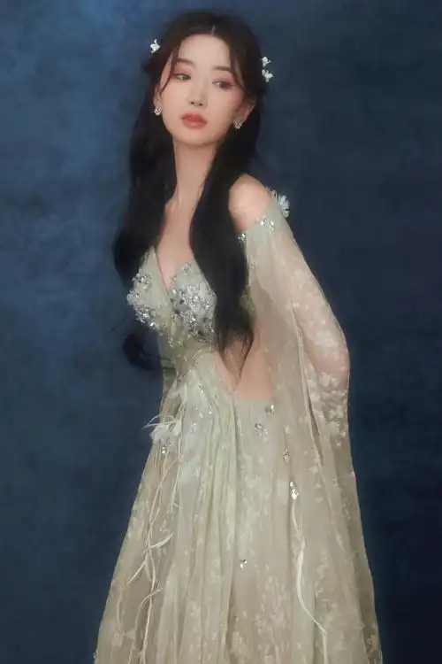 #毛晓彤国风公主裙##2024网络视听盛典##今天很不彤#