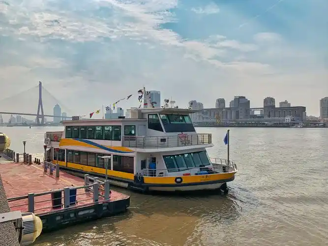 黄浦江上的渡轮