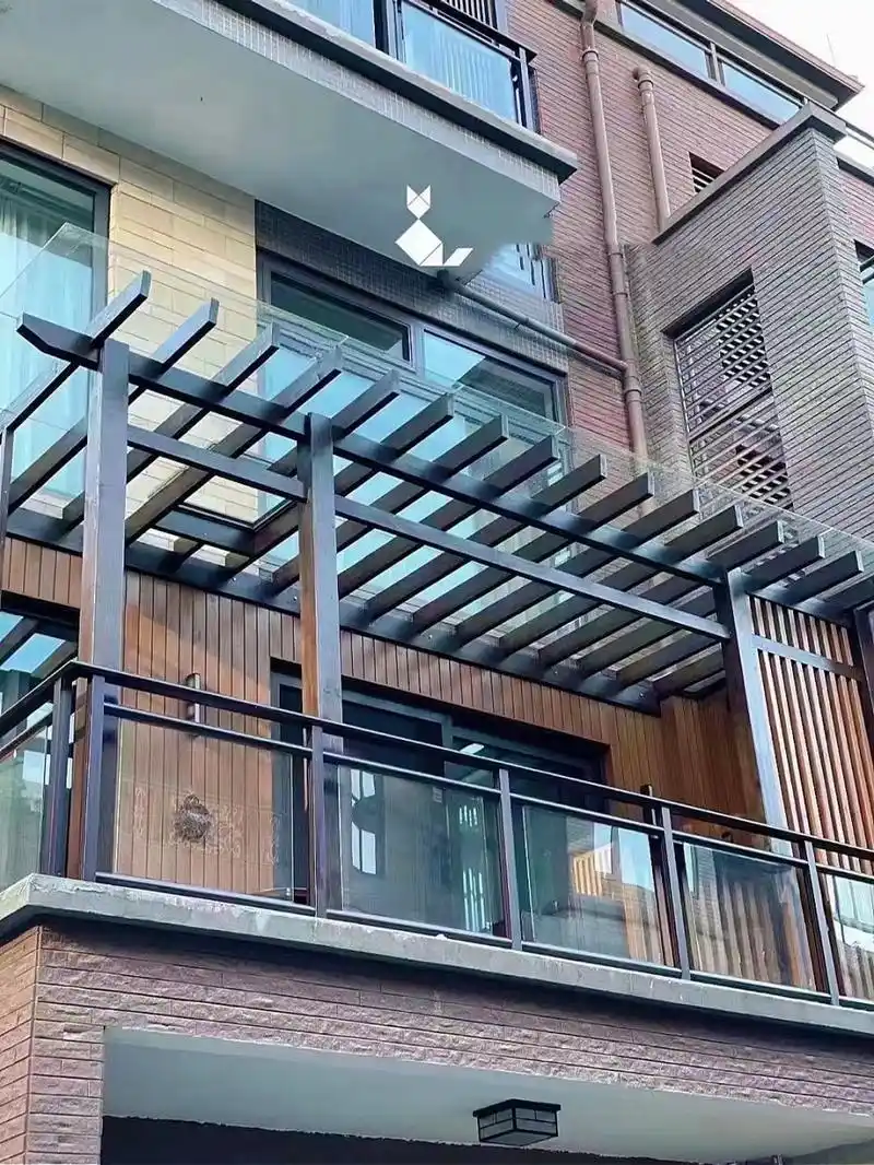 今日分享: 夹胶玻璃 廊架, 既保障了开放型的阳台, 有解决了雨棚的