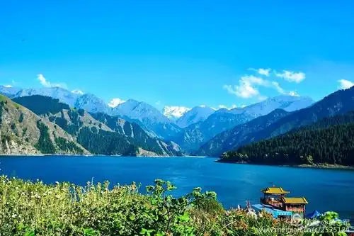 新疆行之三,桦林公园,天山天池,阿勒泰地区民族博物馆,大巴扎商业街.