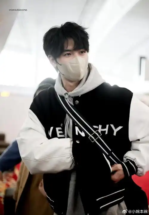 黄俊捷机场生图