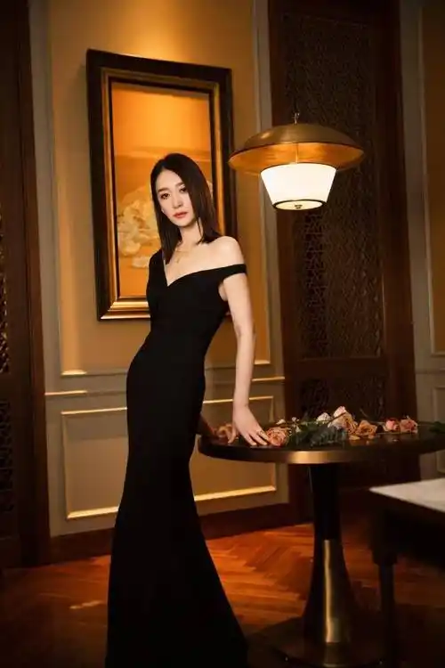 46岁的李小冉整个人的状态以及服装搭配使得她显得越来越年轻.