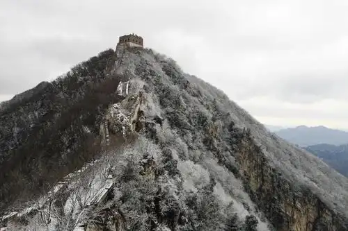 北京山区迎首雪,箭扣长城美如画