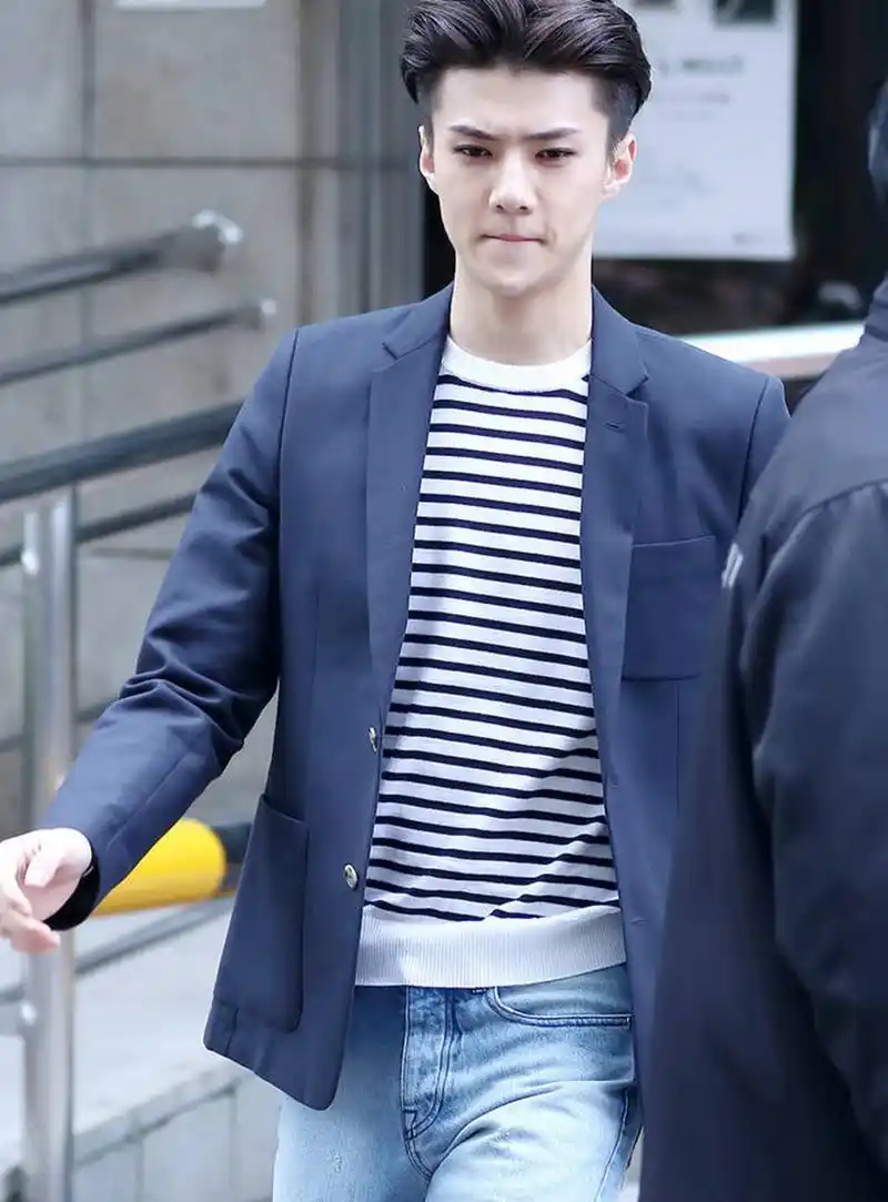 吴世勋的5张街拍,图三被撩到了,网友:看完图五感觉恋爱了!