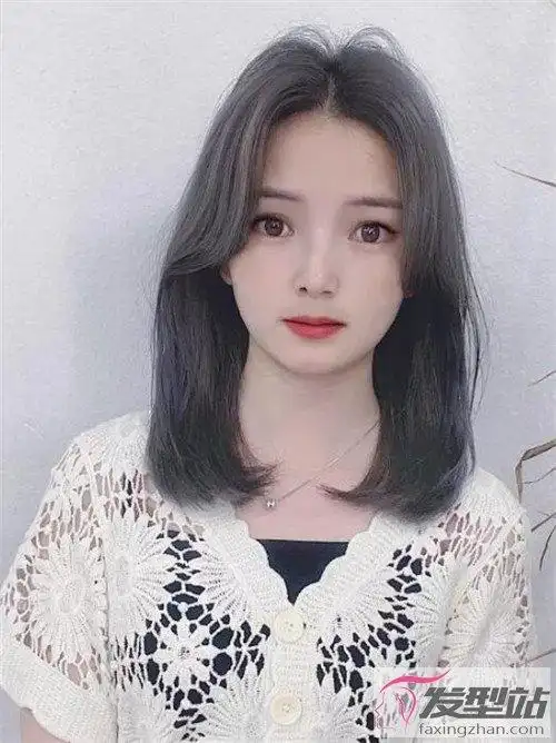中分八字刘海展现出精致的五官线条,低调自然的梨花头内扣更减龄迷人