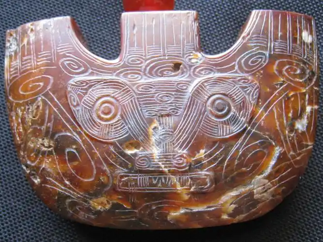 在造型奇特,意象生动的良渚文化刻纹系统中,有一类专用于玉器的半人