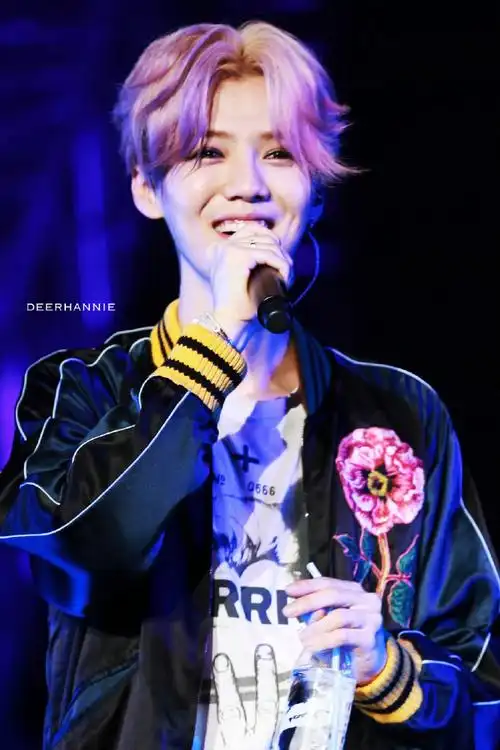 鹿晗#被爱意包围着的时候就是不一样的06 (solo演唱会上的笑容就是