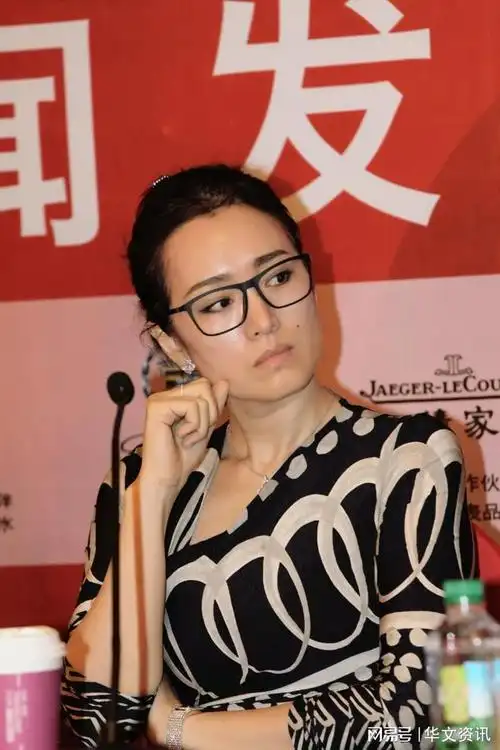 57岁巩俐素颜霸气亮相肤嫩似少女黑框眼镜尽显知性美