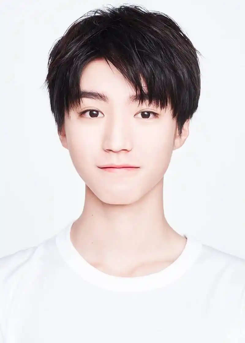 大家也快来收藏起来吧～白衬衫小凯眉目清秀,俊朗帅气,帅哥就是帅哥呀