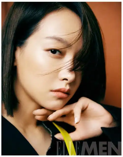 宋茜公主切造型#精致短发配上一身干练西装外套,@宋茜随性而自然