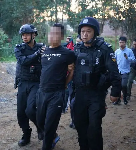 专案组在封开县抓捕嫌疑人