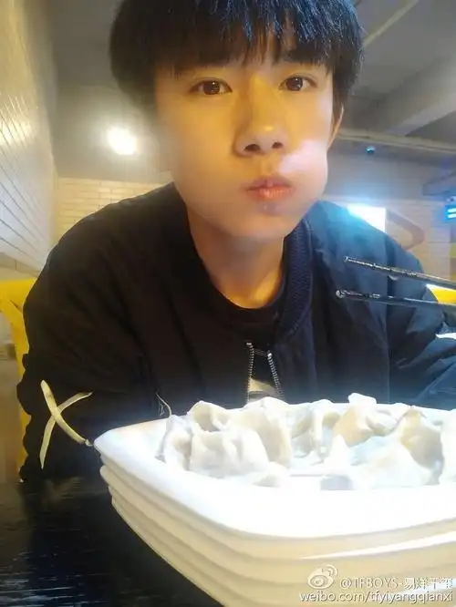 怎样让易烊千玺变可爱?只要让他吃东西就行!