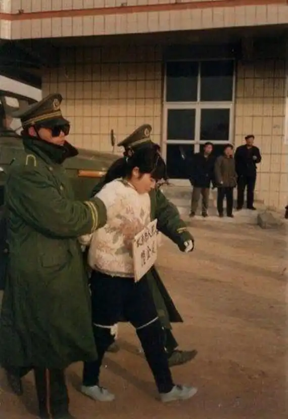 95年陆金凤枪决真实画面!面容美丽坦然赴死,为啥有人为她喊冤?