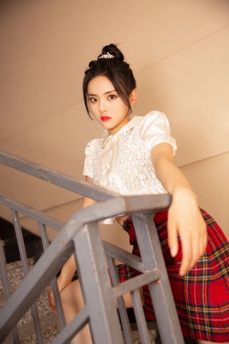 杨超越这次造型好优雅贵气!